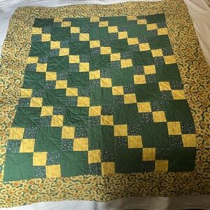 Vintage Handmade Lap Quilt. Green and Yellow Daisys